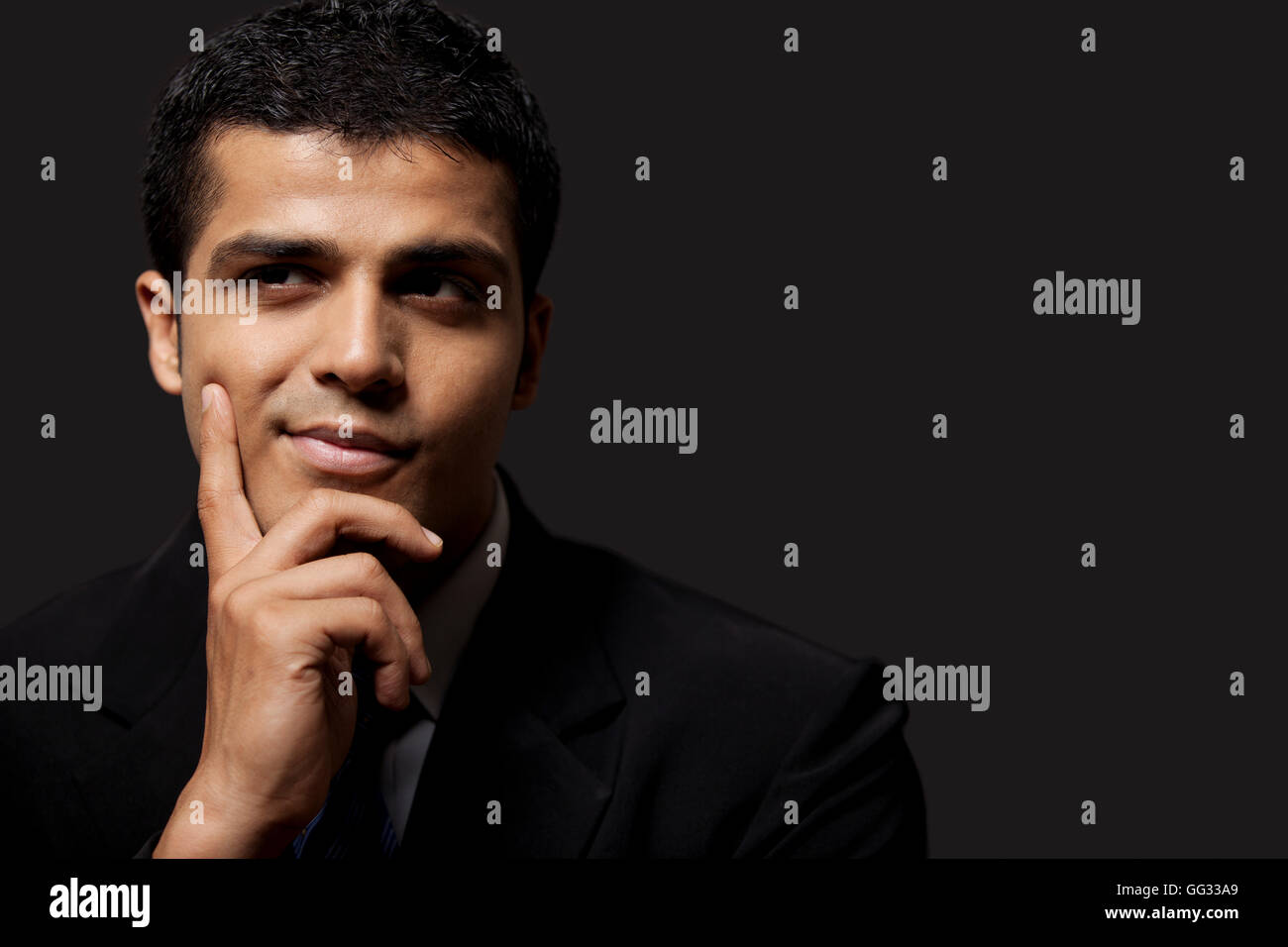 Business di successo di uomo che guarda lontano Foto Stock