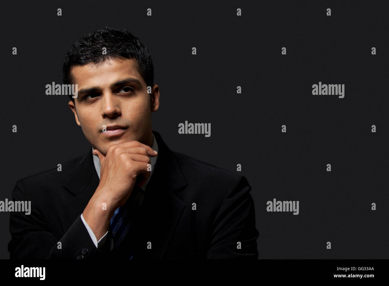 Close-up di pensosa imprenditore che guarda lontano Foto Stock