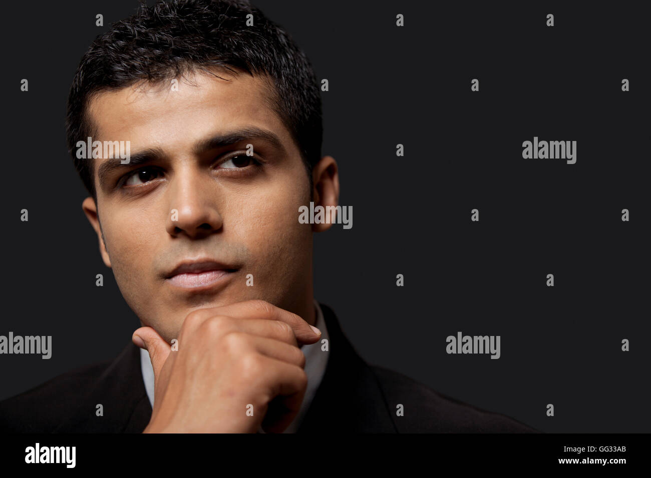 Close-up di pensosa executive maschio su sfondo nero Foto Stock