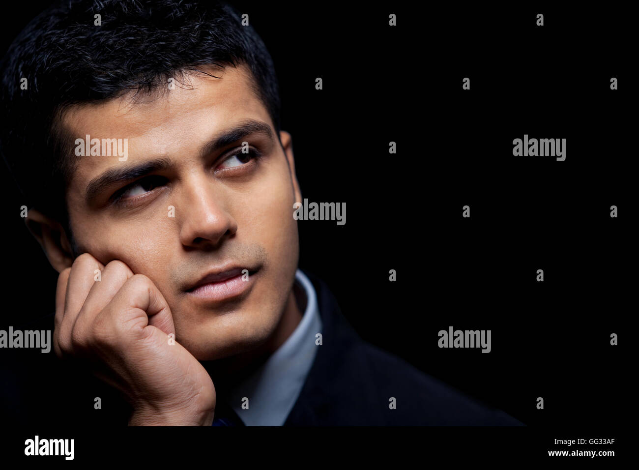 Bello executive maschio che guarda lontano Foto Stock