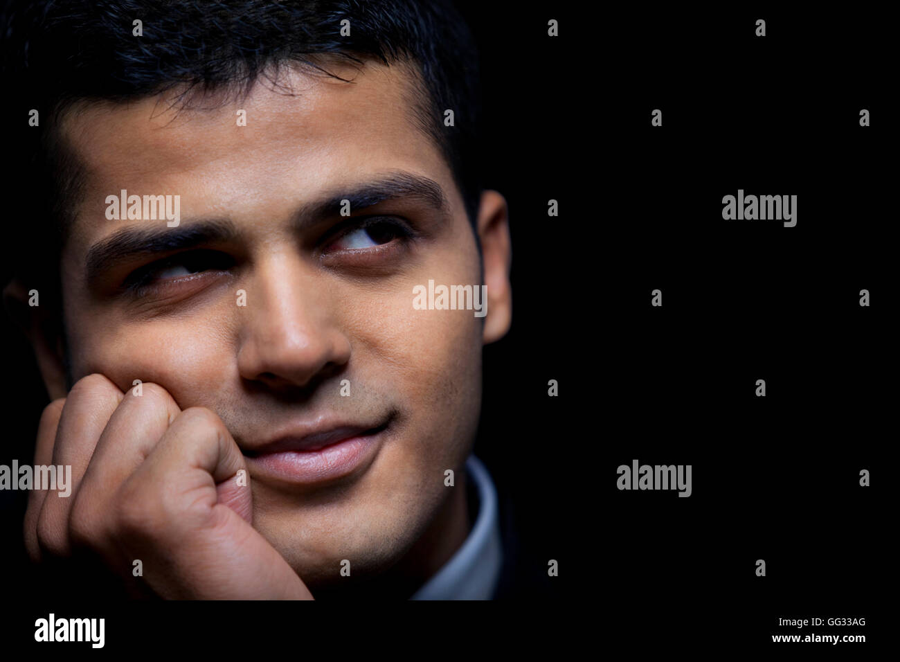 Close-up di pensosa business man su sfondo nero Foto Stock