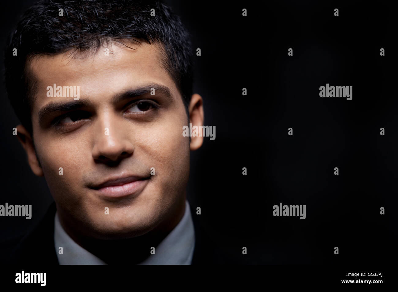 Close-up di bello business man contemplando su sfondo nero Foto Stock