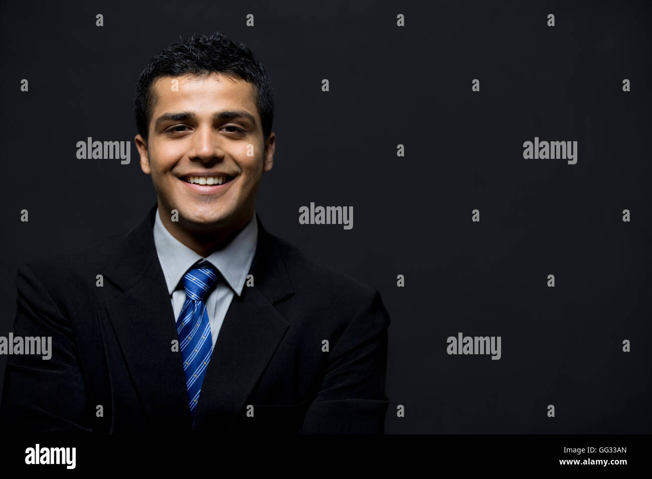 Ritratto di sorridere business man su sfondo nero Foto Stock