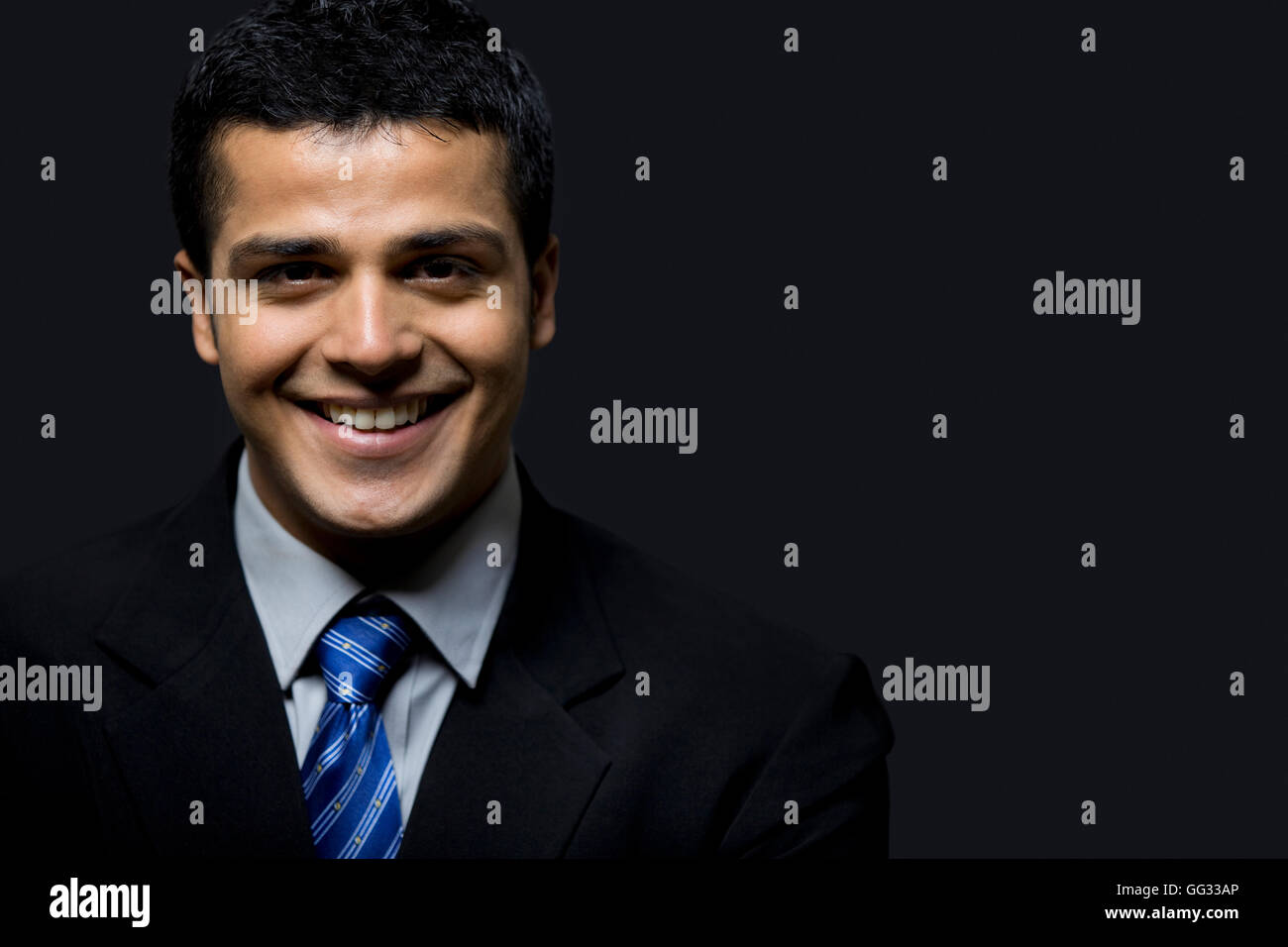 Close-up di business di successo uomo sorridente su sfondo nero Foto Stock