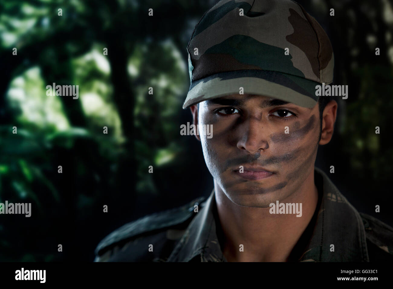 Close-up del giovane serio in uniforme militare Foto Stock