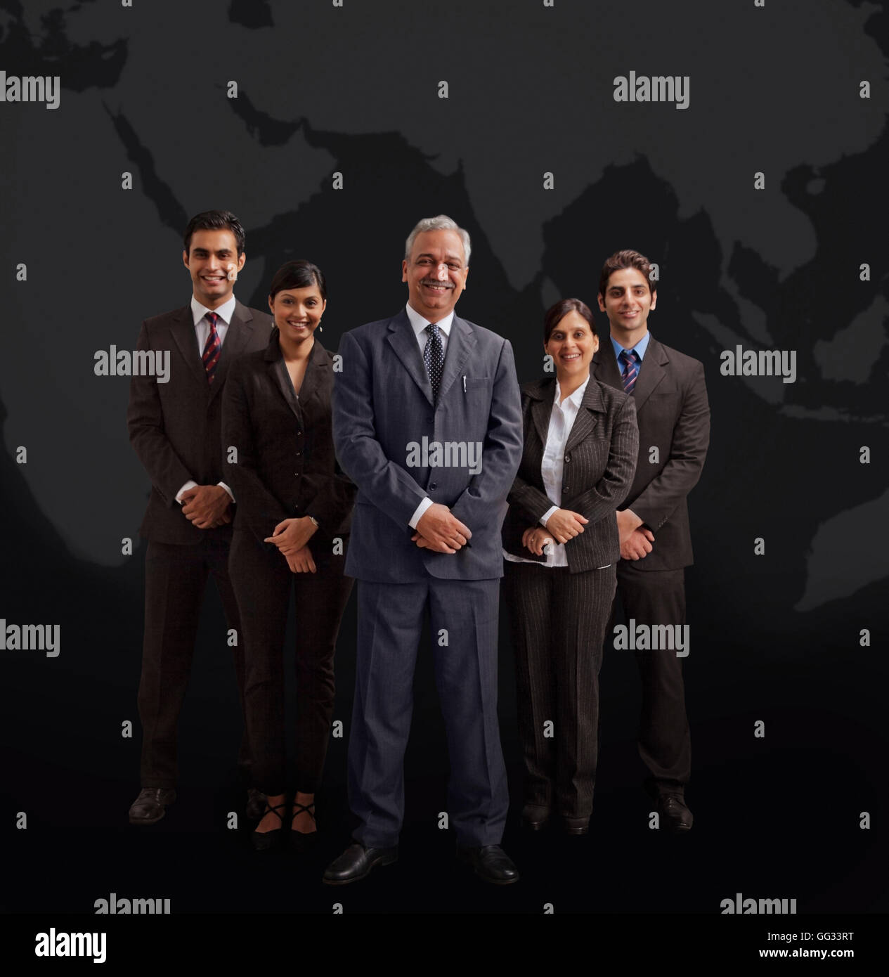 Ritratto di ben vestito business persone sorridenti su sfondo nero Foto Stock