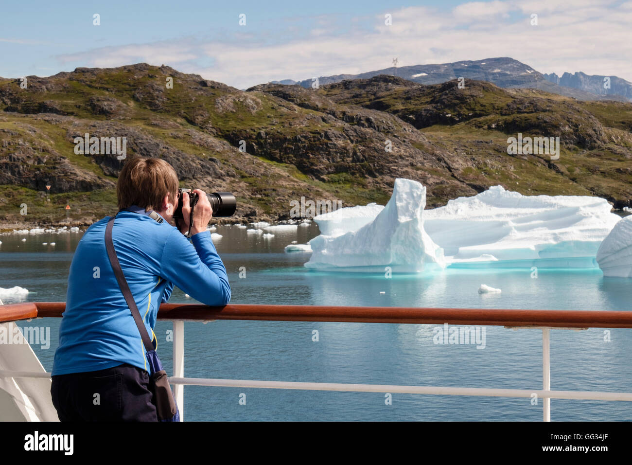 Pensionati di trasporto turistico di passeggeri con una telecamera a fotografare gli iceberg e paesaggi da una nave da crociera nel fiordo Tunulliarfik in estate 2016. Narsaq Groenlandia Foto Stock