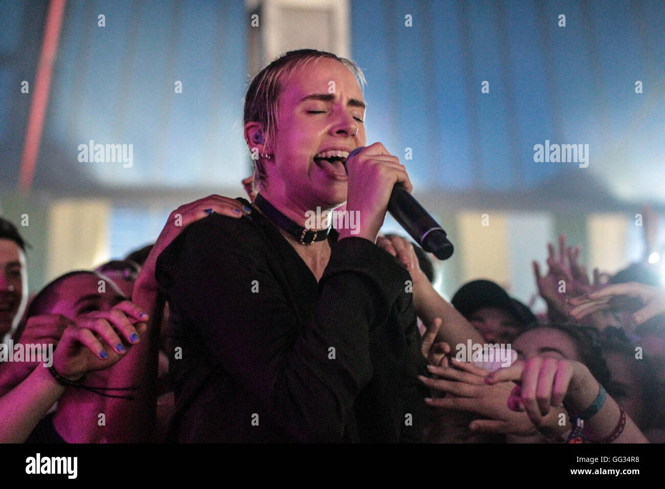 Cantante danese Mo (vero nome Karen Marie Orsted) performing live sulla BBC 6 stadio di musica al 2016 Latitude festival in Southw Foto Stock