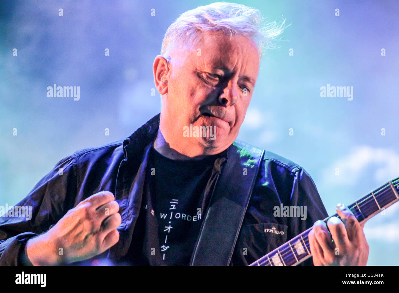Bernard Sumner del nuovo ordine rivestimento padiglione l ultimo giorno sull'Obelisco tappa al 2016 Latitude festival in Southwold, Suffolk Foto Stock