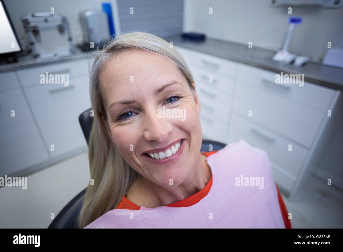 Paziente donna seduta sulla poltrona del dentista Foto Stock