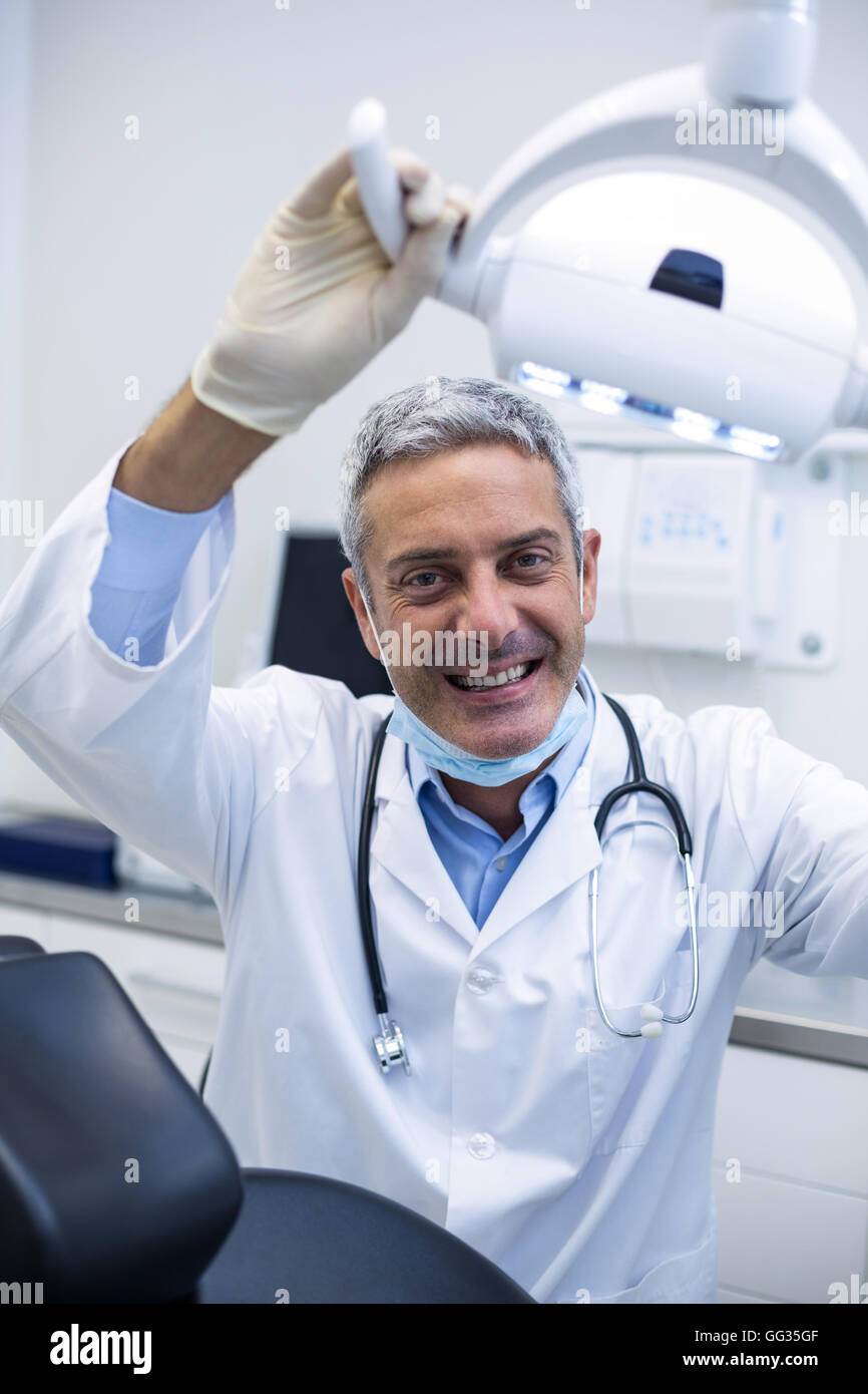 Ritratto di un sorridente dentista Foto Stock