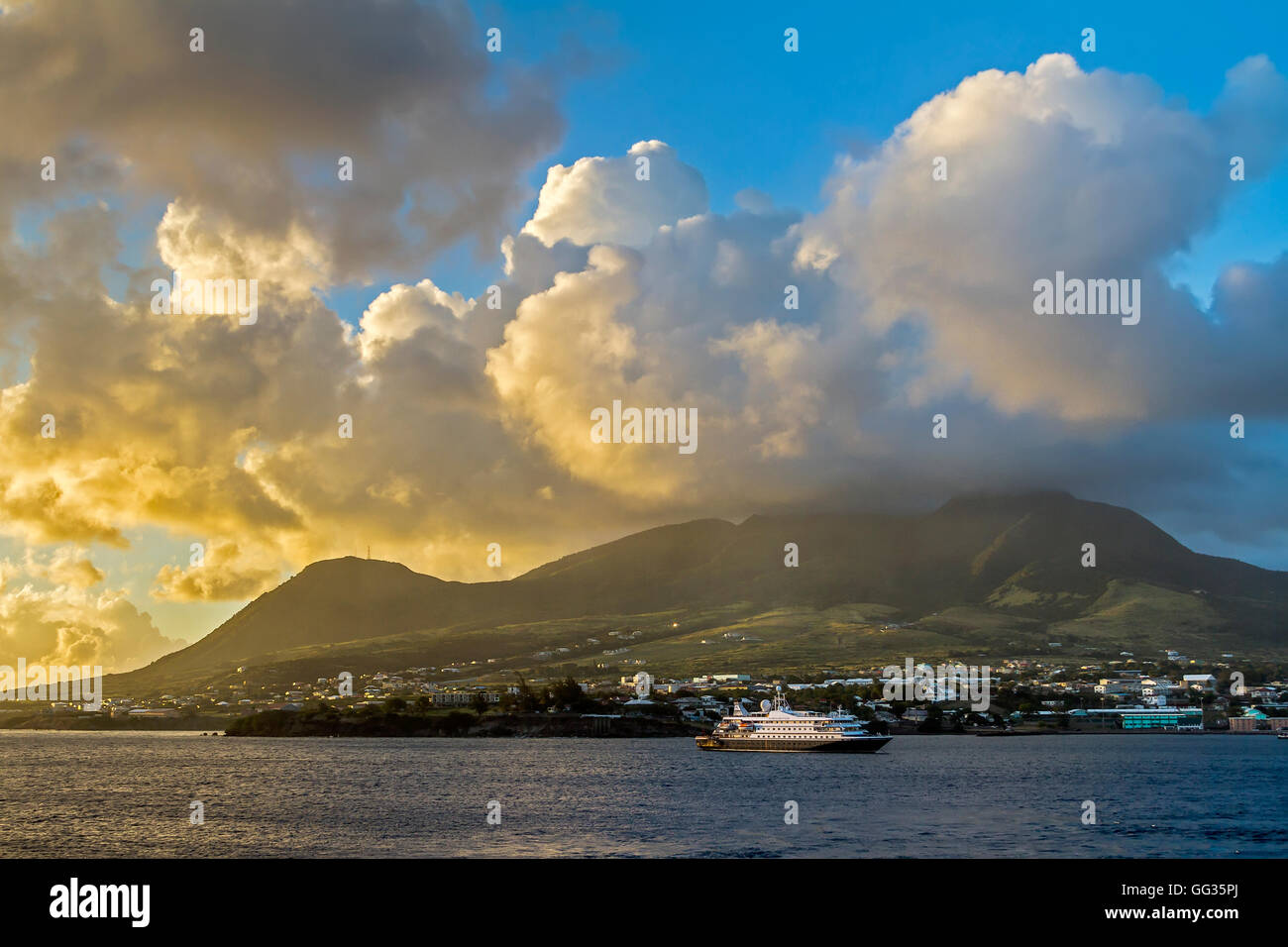 Nave passando Basseterre Saint Kitts Foto Stock