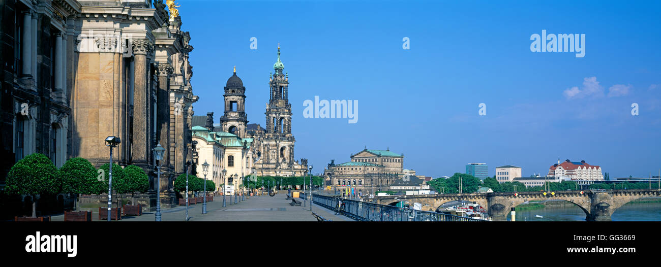 Vista da La Terrazza di Brühl verso la Hofkirche e Semperoper di Dresda, Germania Foto Stock