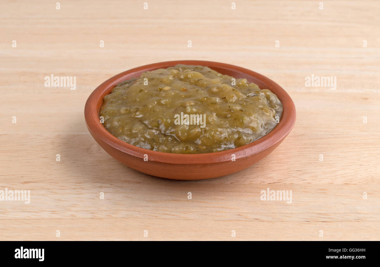 Una ciotola di culantro salsa di cottura su una tavola di legno. Foto Stock