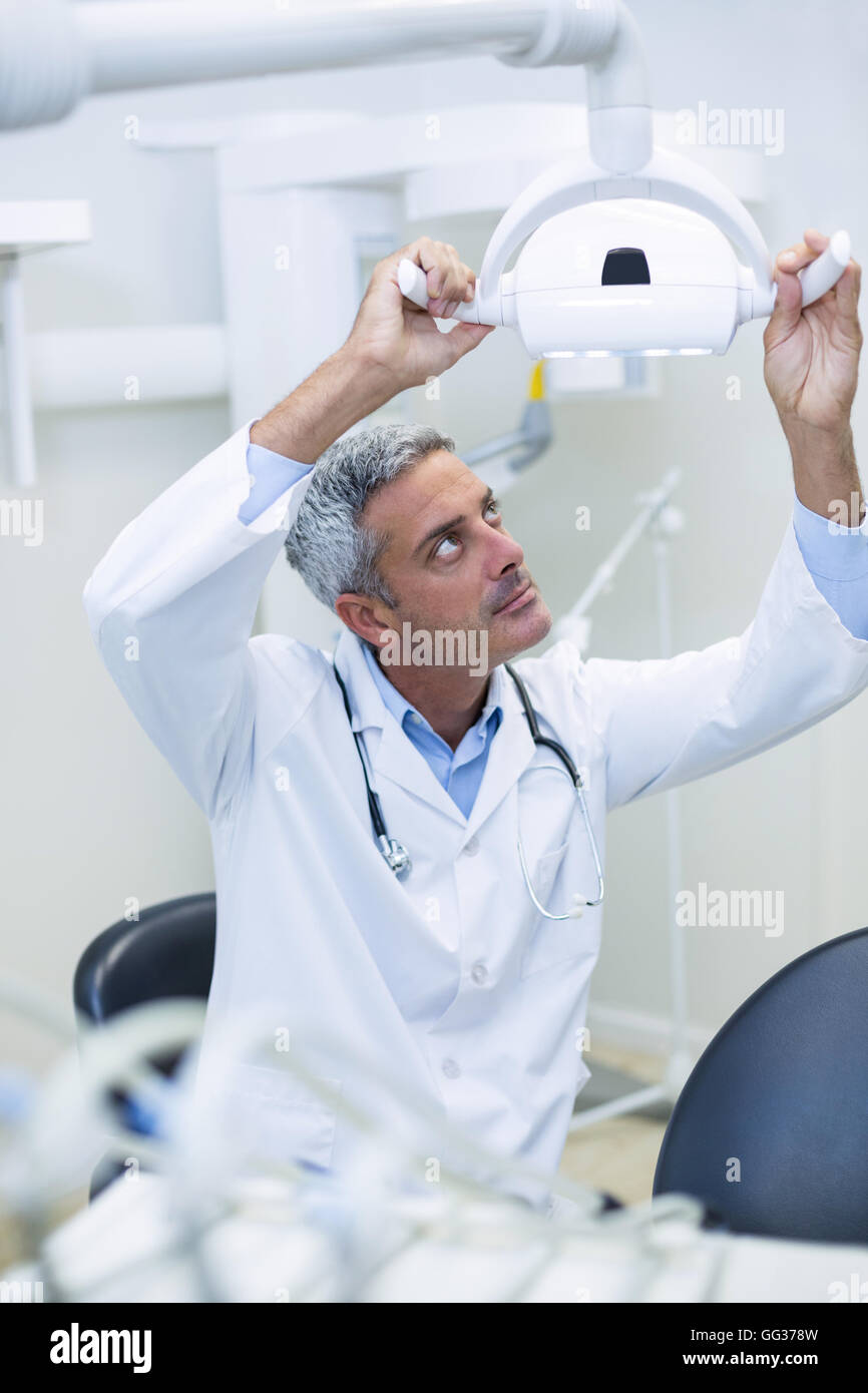 Dentista maschio luce di regolazione Foto Stock