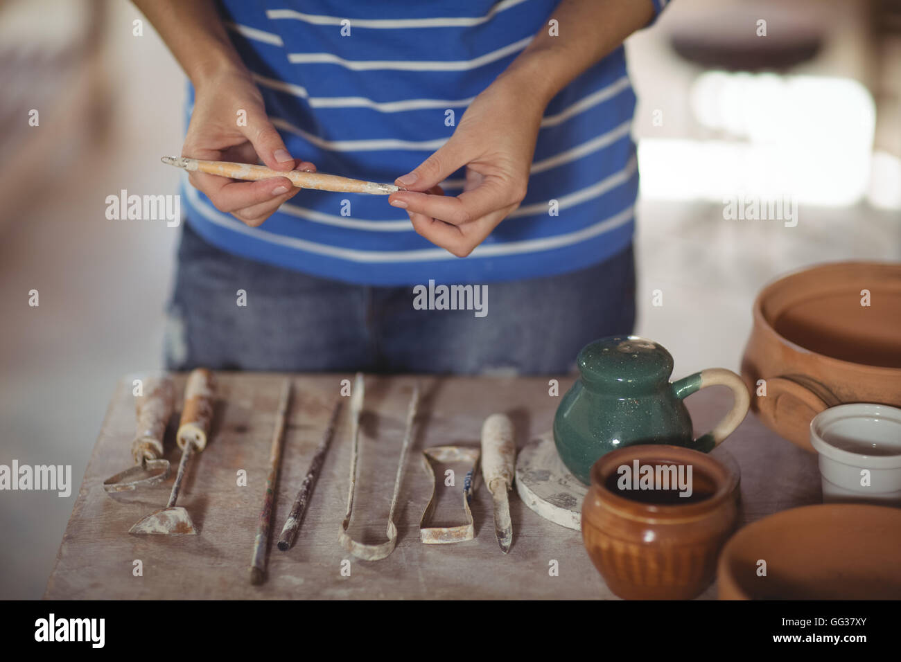 La sezione centrale del potter holding utensile di lavoro Foto Stock