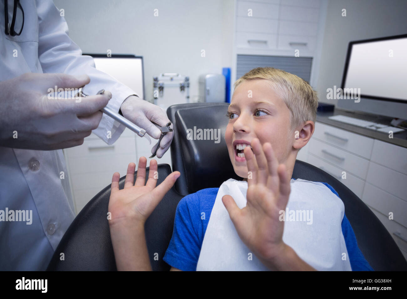 Paziente giovane spaventata durante un dentista di check-up Foto Stock