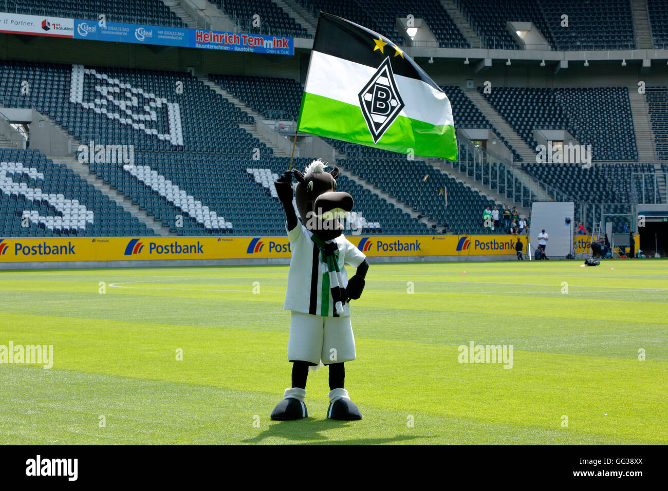 Calcio, Bundesliga, 2016/2017, Borussia Moenchengladbach, stadio Borussia Park, mascotte Juenter con la bandiera del club Foto Stock
