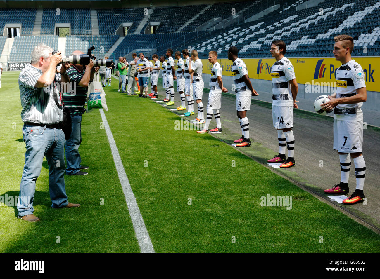 Calcio, Bundesliga, 2016/2017, Borussia Moenchengladbach, premere il tasto di ripresa fotografica, i fotografi sportivi di scattare le foto dei giocatori di calcio Foto Stock