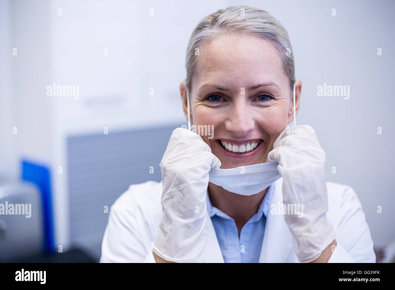 Ritratto di donna sorridente dentista Foto Stock