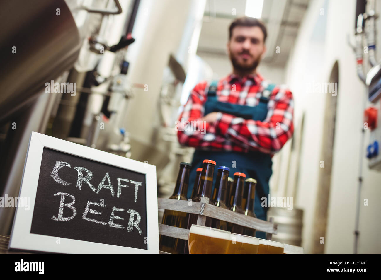 La birra artigianale firmare con il produttore nella fabbrica di birra Foto Stock