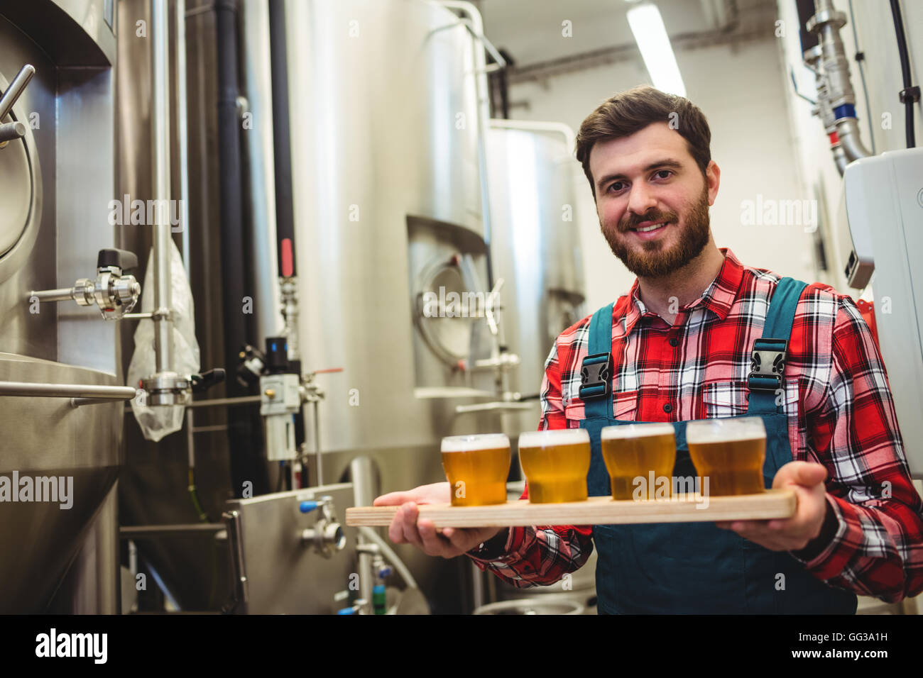 Fabbricante azienda bicchieri da birra nella birreria Foto Stock