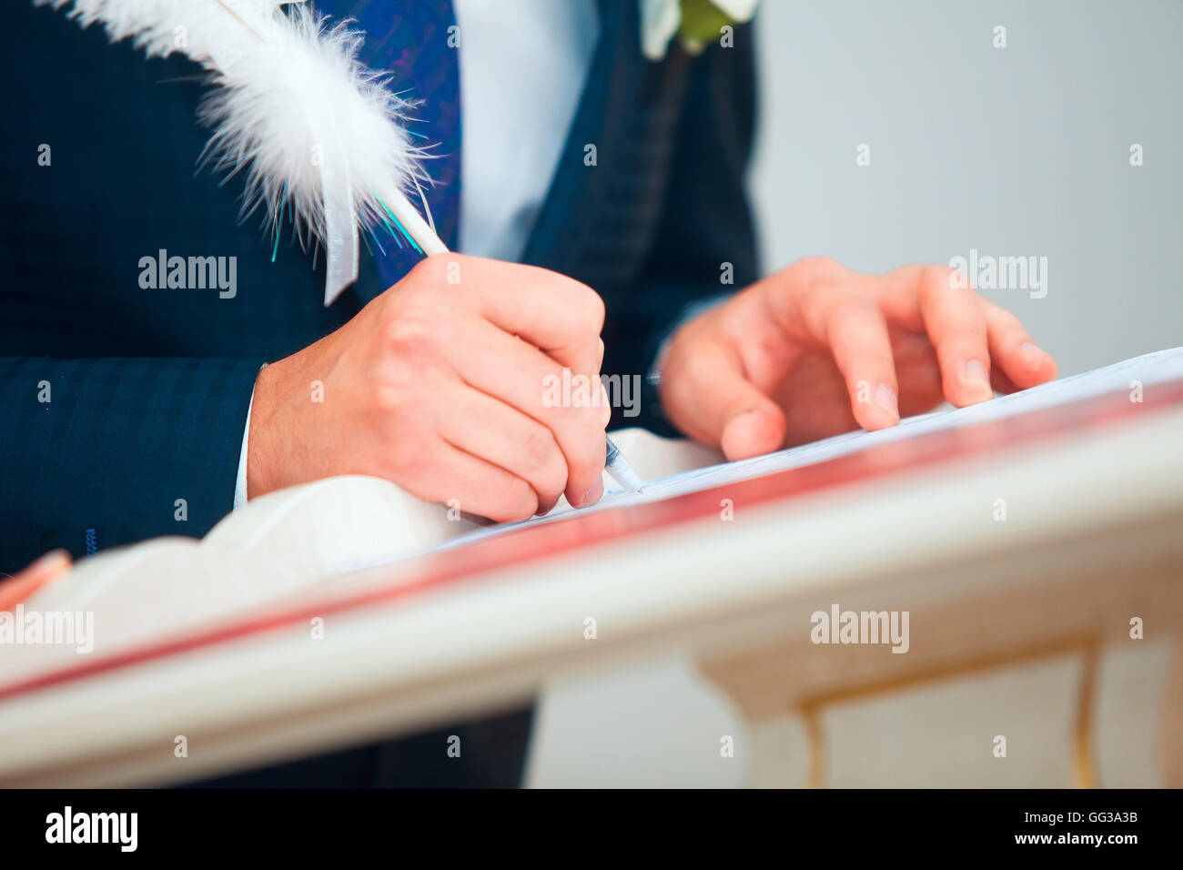 La cerimonia nuziale. Sposi lasciando le loro firme. Foto Stock