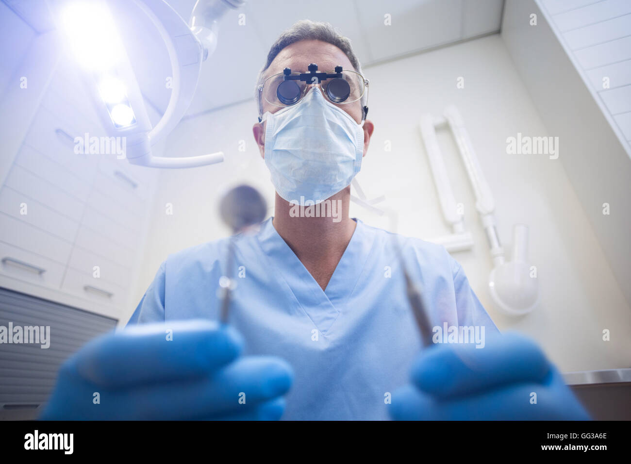 Dentista holding strumento dentale Foto Stock