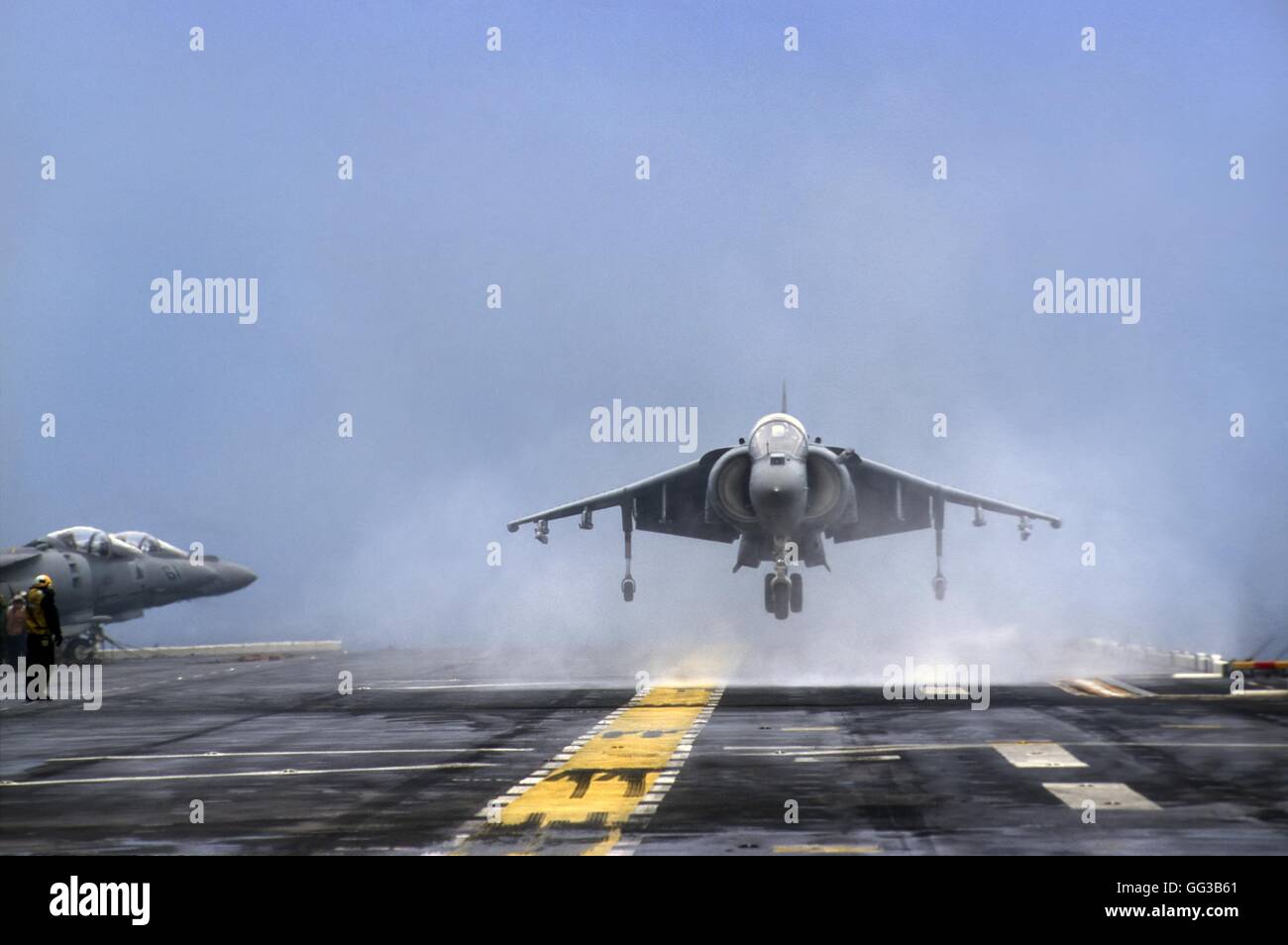 Assalto anfibio nave USS Wasp nel mare Mediterraneo, lo sbarco di un AV-8B velivolo VTOL Foto Stock