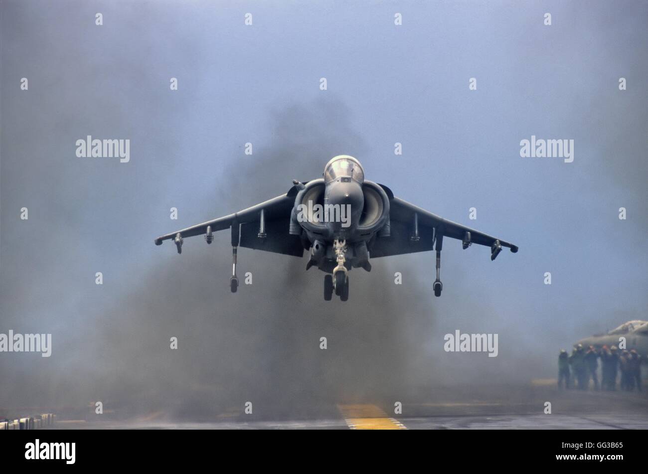 Assalto anfibio nave USS Wasp nel mare Mediterraneo, lo sbarco di un AV-8B velivolo VTOL Foto Stock