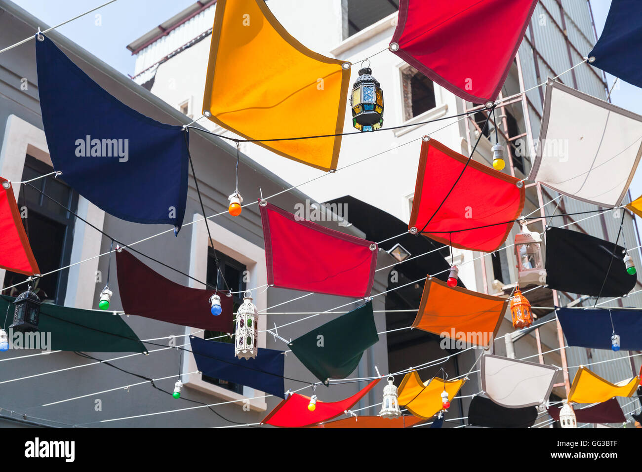 Bandiere colorate e lampade stradali. Istanbul, Turchia Foto Stock