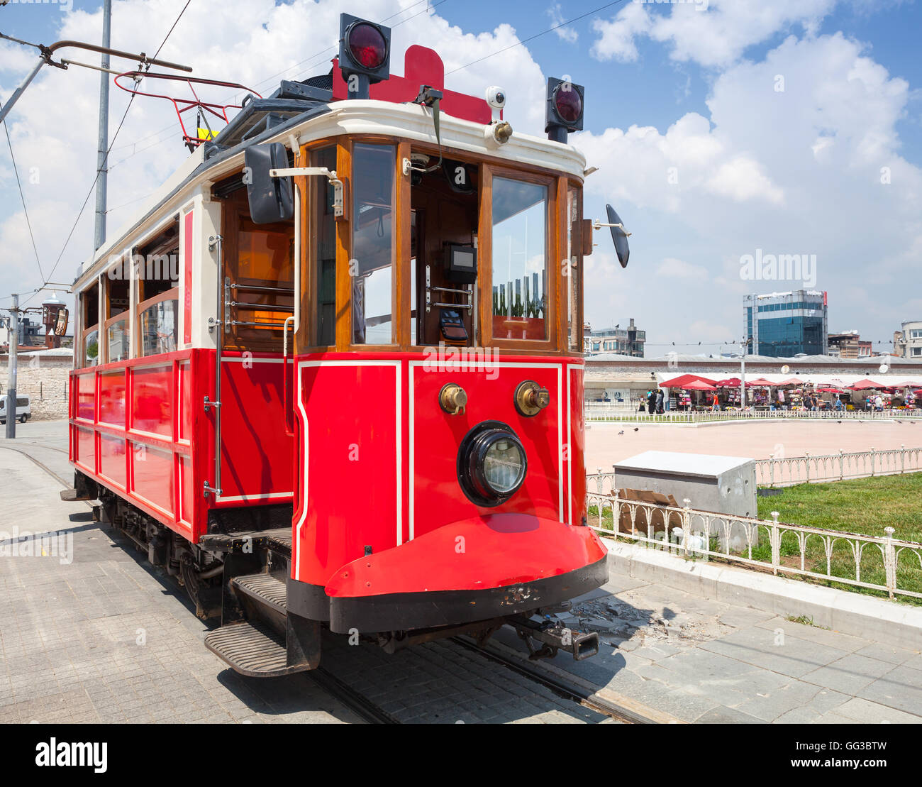 Il vecchio tram rosso va sulla piazza Taksim di Istanbul, popolare di trasporto turistico Foto Stock