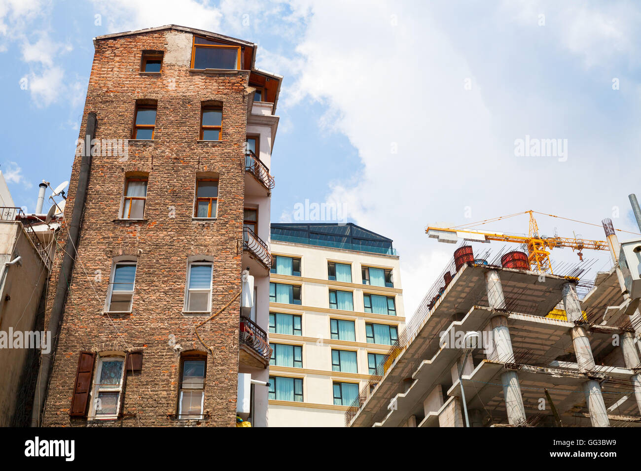 Vecchie case di vita e nuovo edificio è in costruzione, Istanbul, Turchia Foto Stock