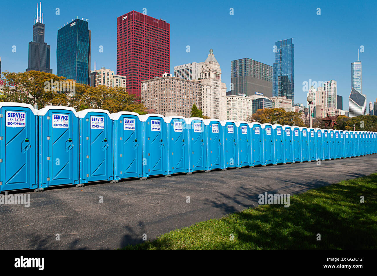 Port-o-vasino schierate in Grant Park per la Maratona di Chicago. Foto Stock