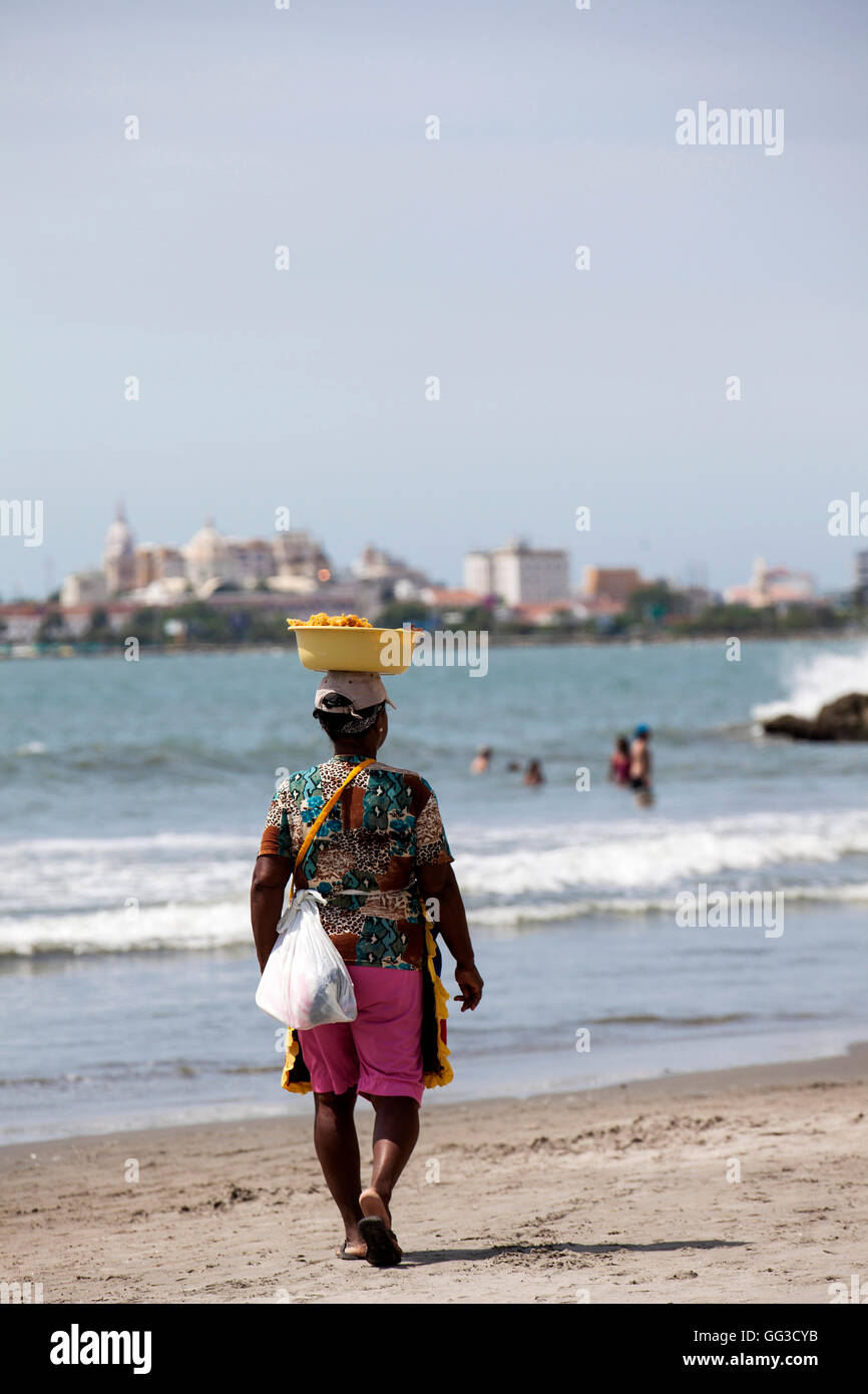 I dolci di cocco produttore presso la spiaggia di Cartagena de Indias Foto Stock