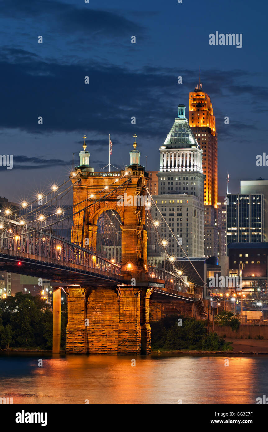 Ponte di Cincinnati e la linea del cielo di notte. immagine di Cincinnati cityscape di notte. Foto Stock