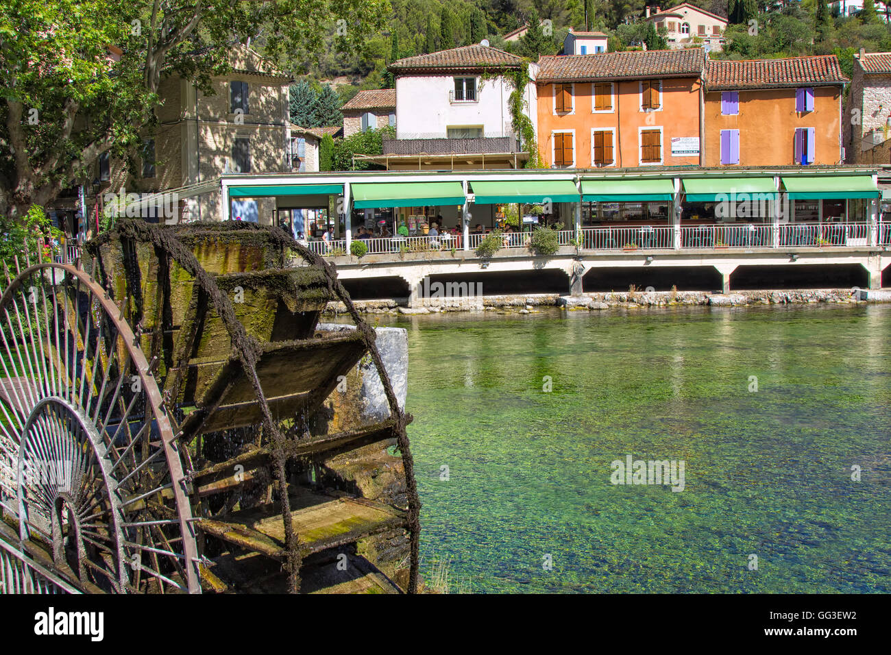 Waterwheel presso la città di Fontaine de Vaucluse, Francia Foto Stock