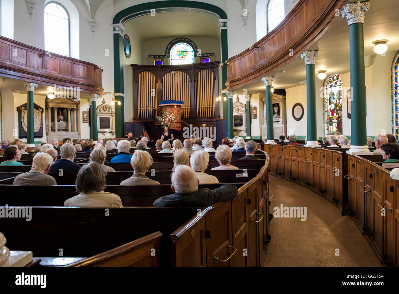 Persone che siedono all'interno della prima chiesa presbiteriana, Belfast Foto Stock