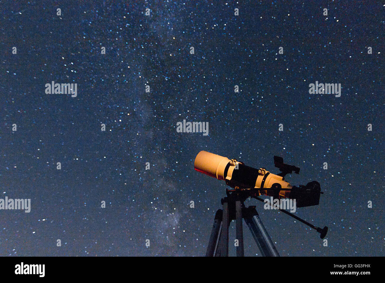 Telescopio nel vero cielo notturno. Sfocato cielo notturno. Sfocato Via  Lattea. Tipo rifrattore telescopio Foto stock - Alamy