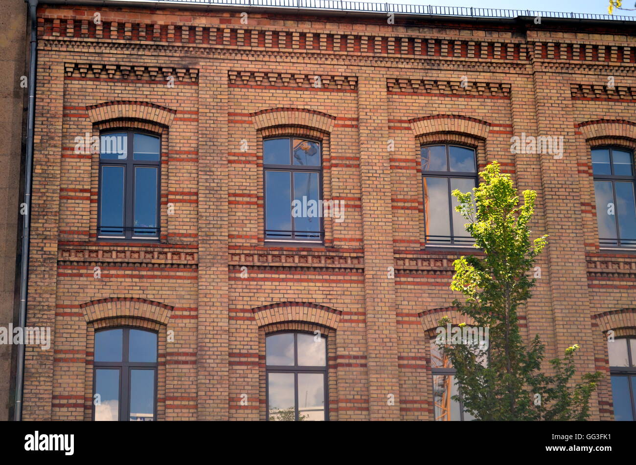 Mattone antico edificio industriale a Berlino, Germania Foto Stock