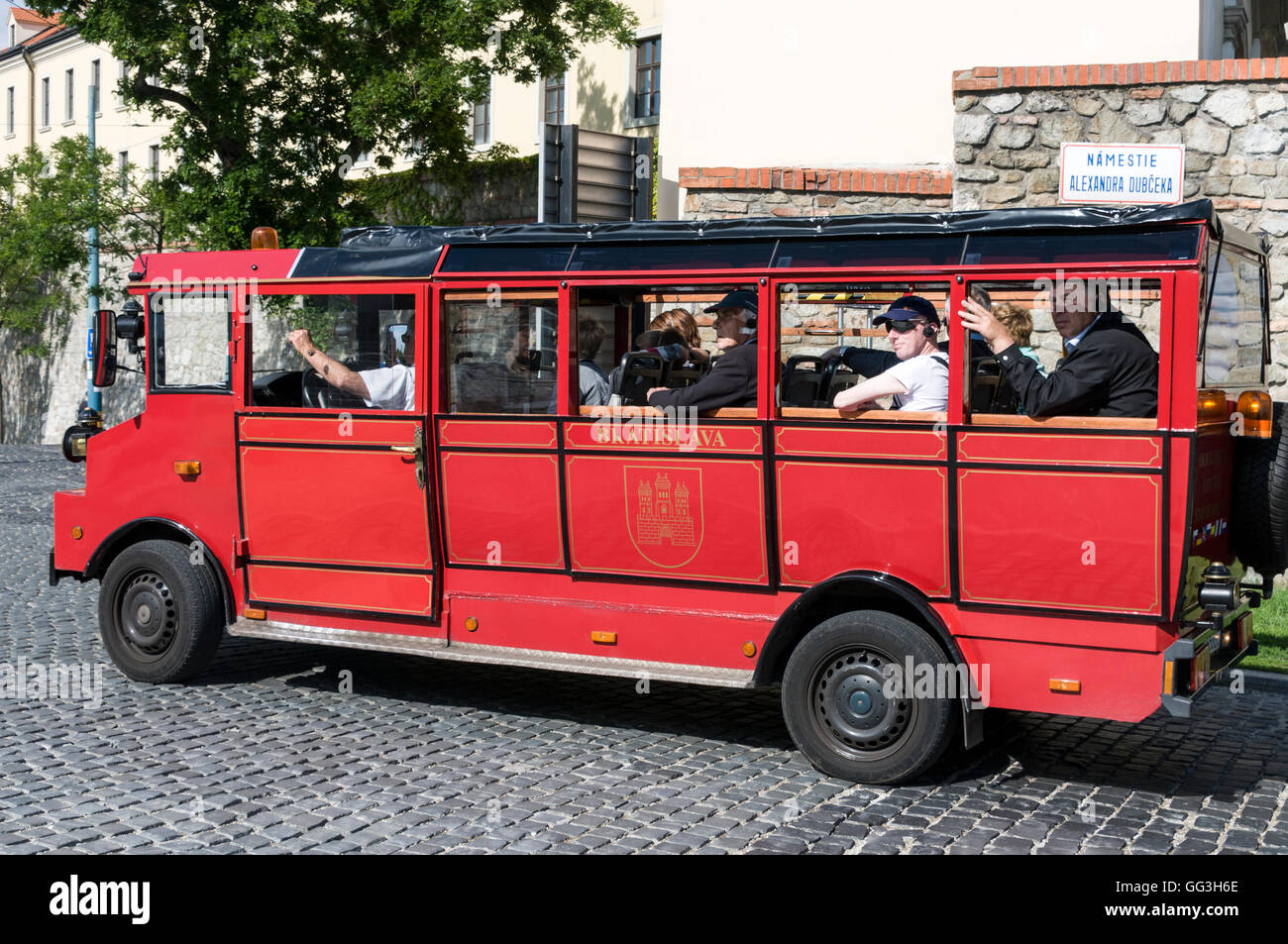 Un autobus turistico sulla collina del Castello di Bratislava, Slovacchia Foto Stock