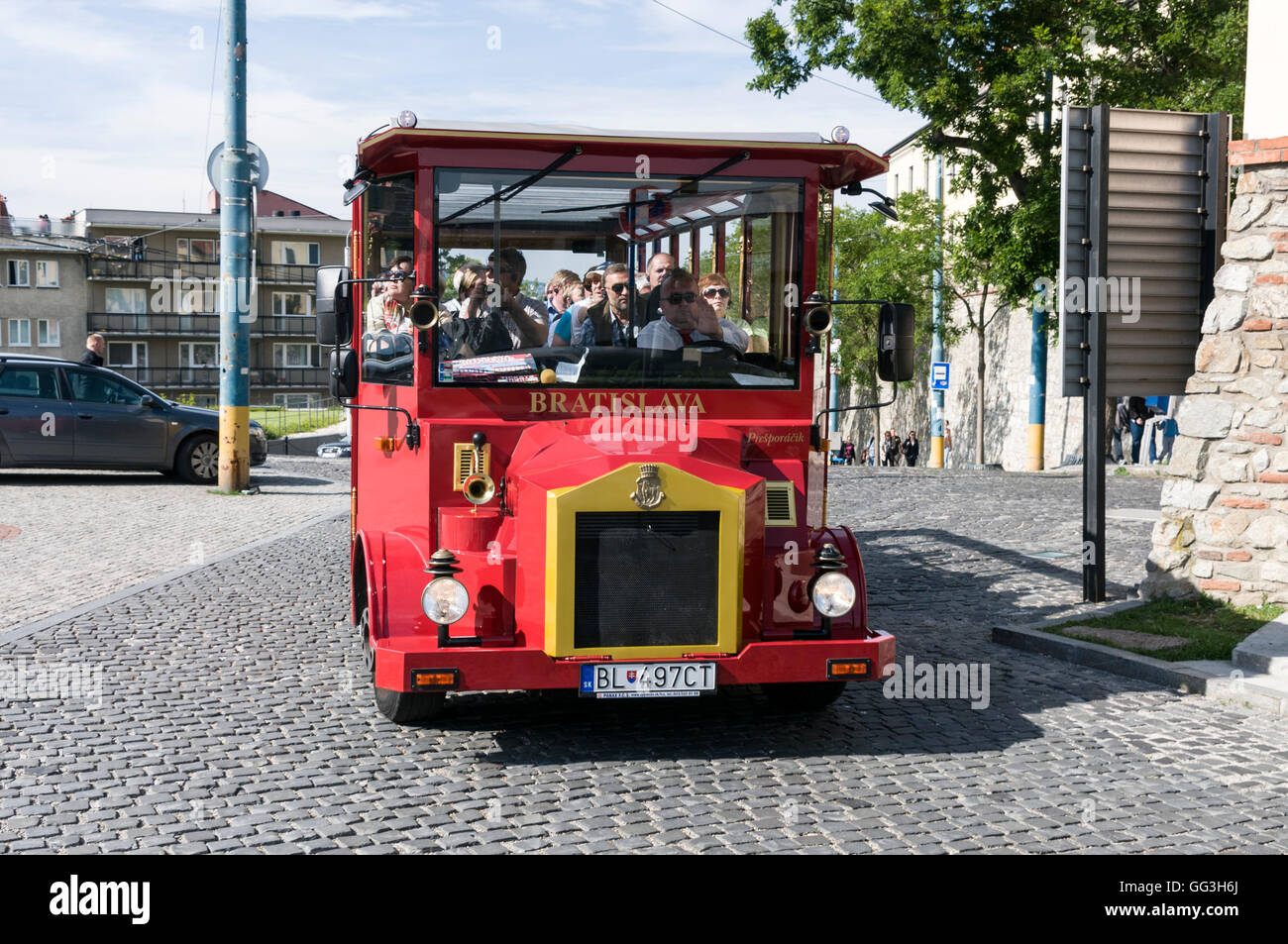 Un autobus turistico sulla collina del Castello di Bratislava, Slovacchia Foto Stock