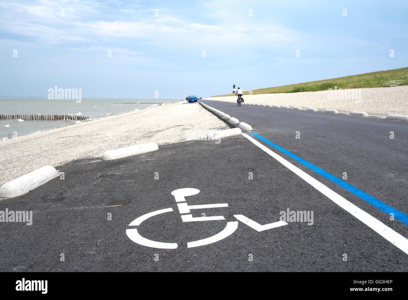 Parcheggio disabili lungo la costa olandese Foto Stock