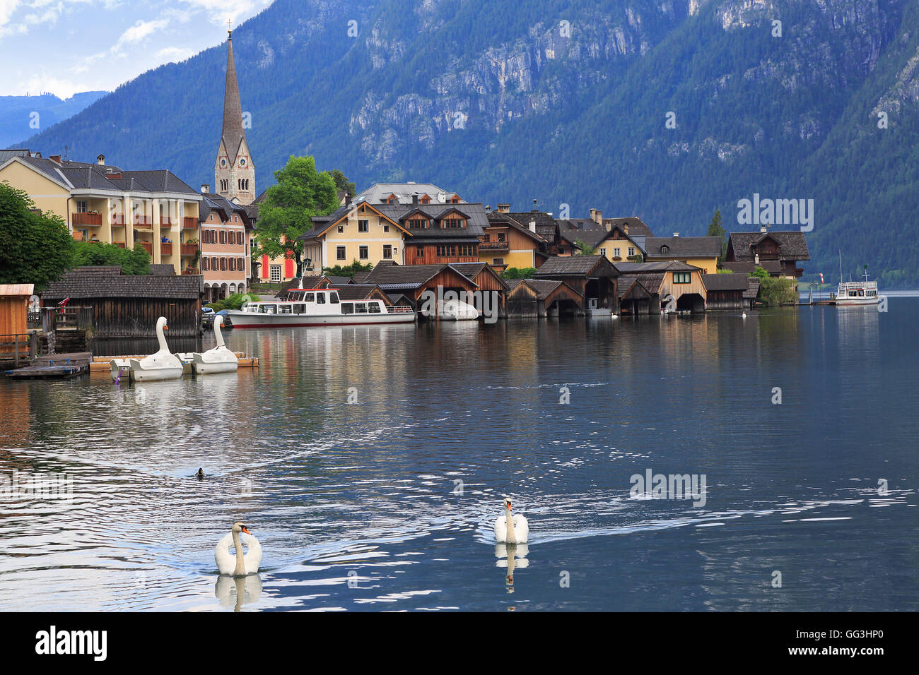 Hallstatt village e cigni riflessi nel lago, Austria Foto Stock