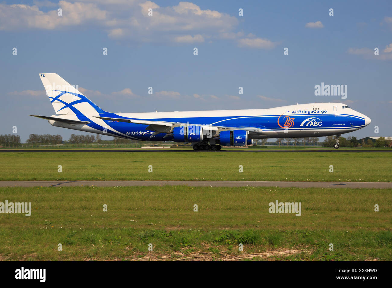 SCHIPHOL, AMSTERDAM, PAESI BASSI - Mai 1, 2016: Boeing 747 dal ABC Cargo in atterraggio a Schiphol international airport Foto Stock