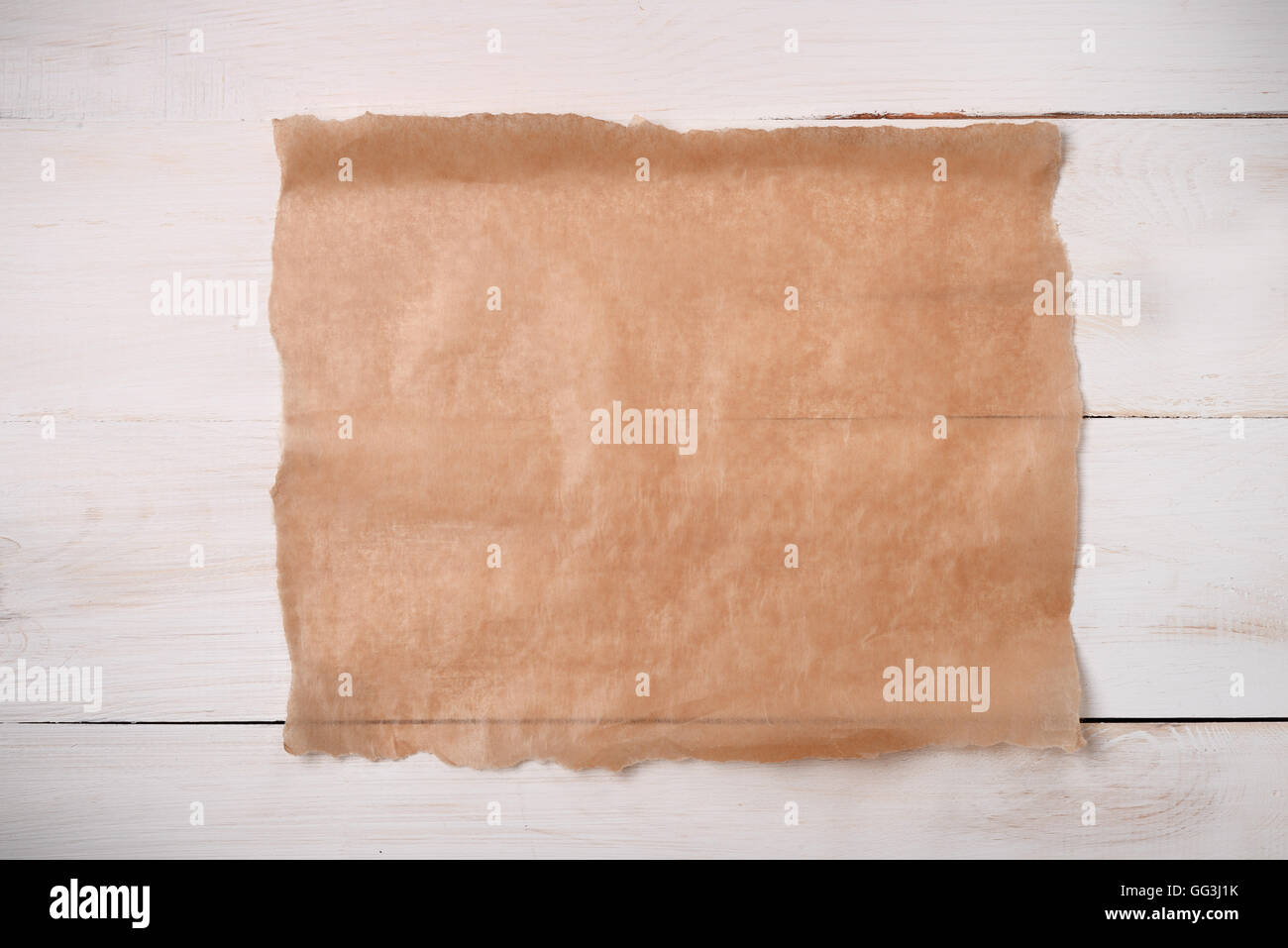 La cottura di foglio di carta sul pannello di legno Foto Stock
