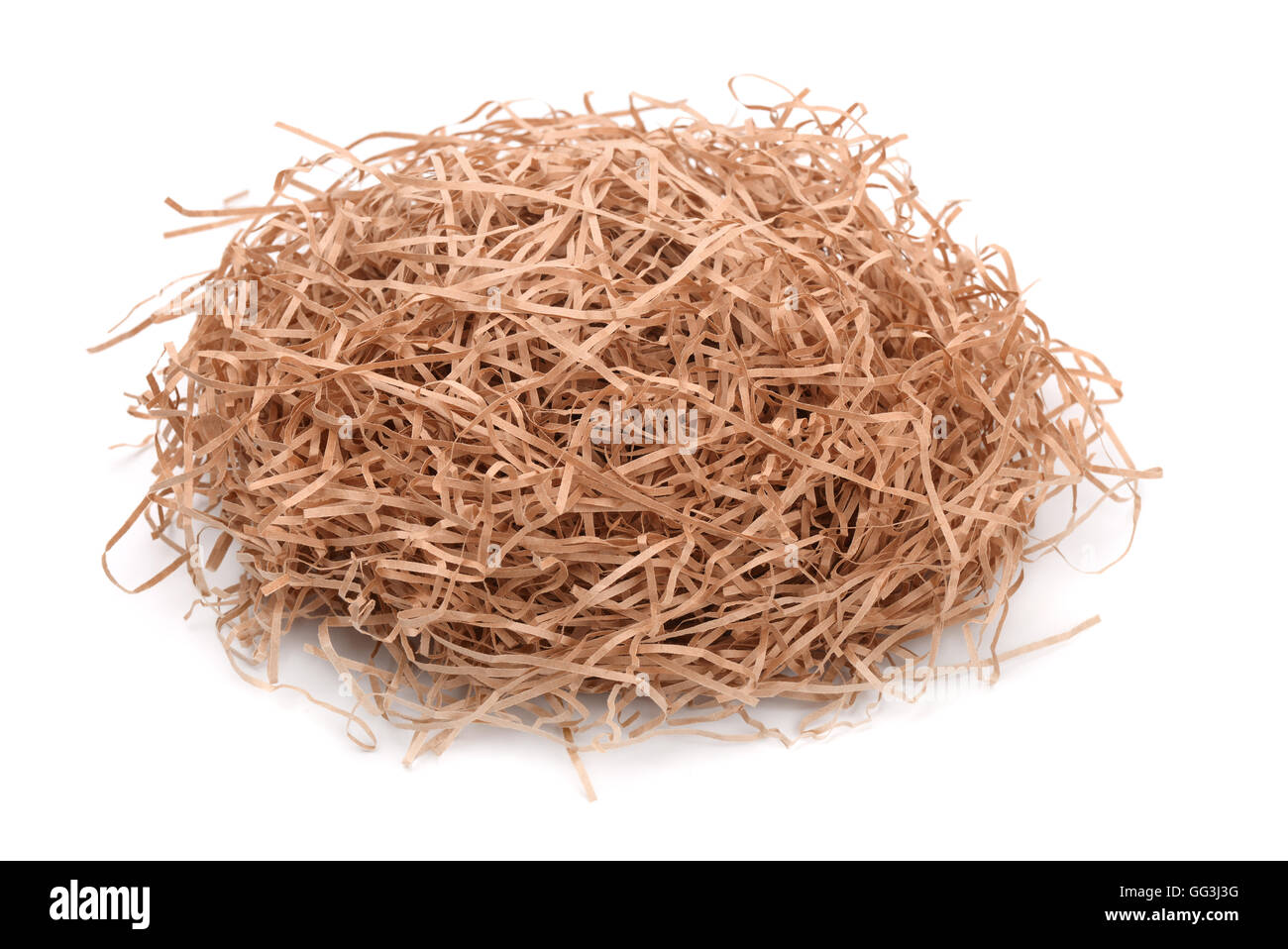 Shredded carta kraft isolato di riempimento su bianco Foto Stock