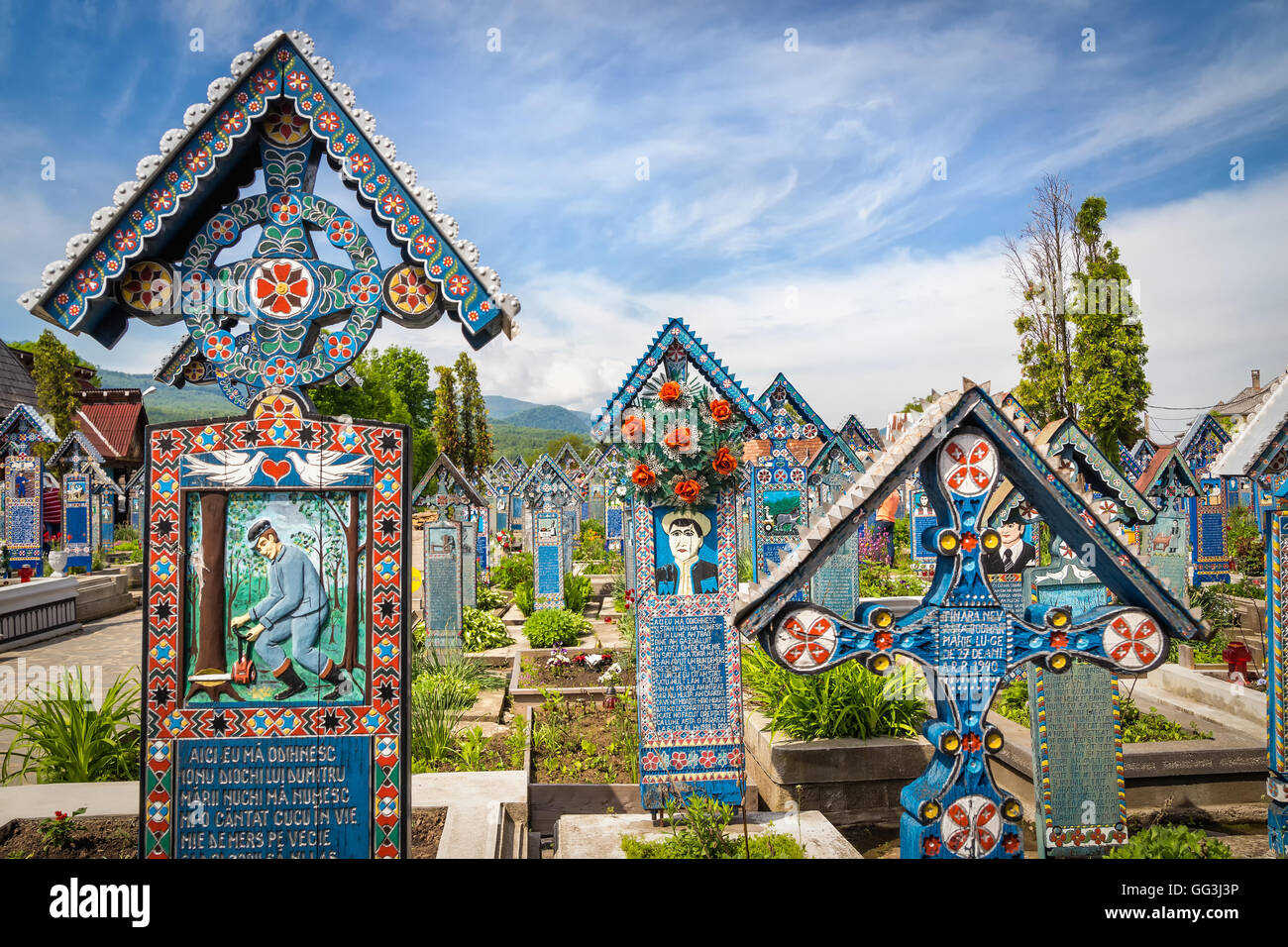 Sapanta, Romania - 16 Maggio 2015 - colorata, dipinto, lapidi di legno a Merry famoso Cimitero Cimitero nella contea di Maramures Foto Stock