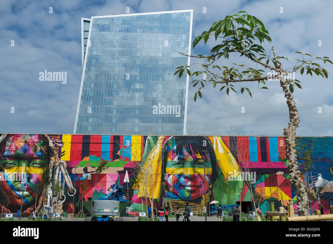 Eduardo Kobra s murale nativa denominata persone provenienti da 5 continenti ( Povos nativos dos continentes 5 ) al Boulevard do Porto nel porto di Rio de Janeiro la zona circostante, Brasile, parte del porto Maravilha Project ( meraviglioso programma porta ), un progetto di rivitalizzazione del territorio della città zona portuale. Foto Stock