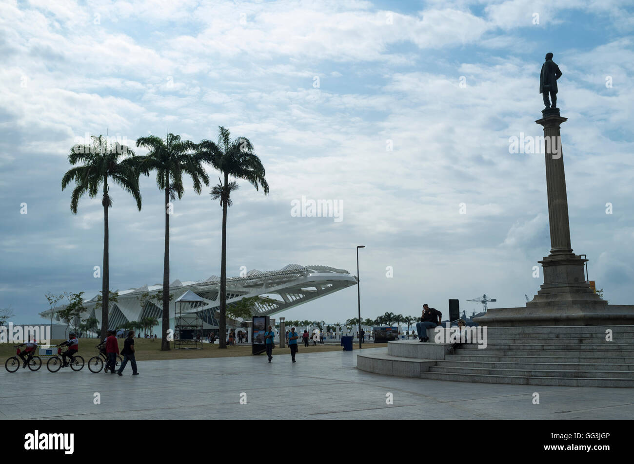 Il Museo di domani (Portoghese: Museu do Amanha), un museo della scienza nella città di Rio de Janeiro, Brasile, progettato da neofuturistic spagnolo Santiago Calatrava e costruita accanto al lungomare a Pier Maua nel nuovo Porto Maravilha area - La struttura sembra destinato ad essere uno di Rio più famose attrazioni turistiche. Finanziato dalla città di Rio di governo con il supporto da parte di sponsor, la costruzione di tentativi di fissare nuovi standard di sostenibilità nel comune. Foto Stock